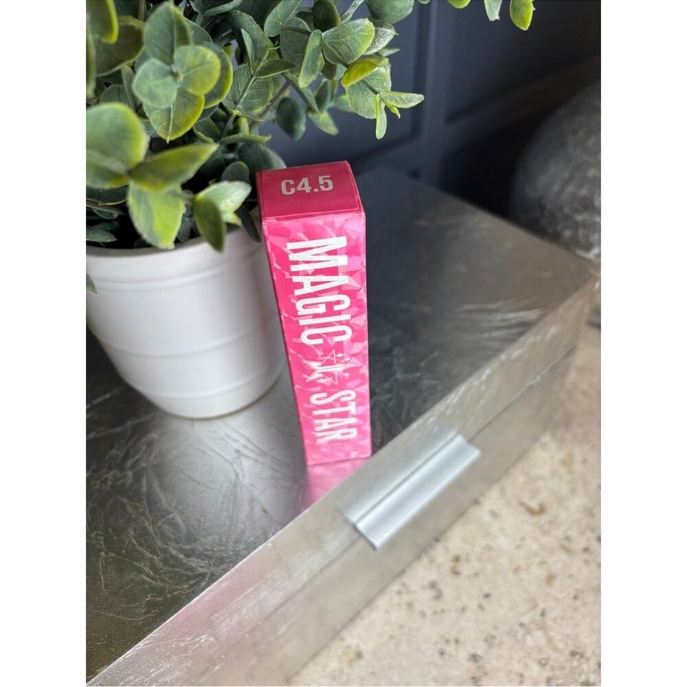 C4.5 (Light Neutral) - Jeffree Star Magic Star Concealer - Picture 4 of 5